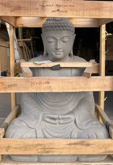 Sitzender japanischer Buddha aus Flussstein in Dhyana-Stellung - Geste der Meditation, H. 112cm 
